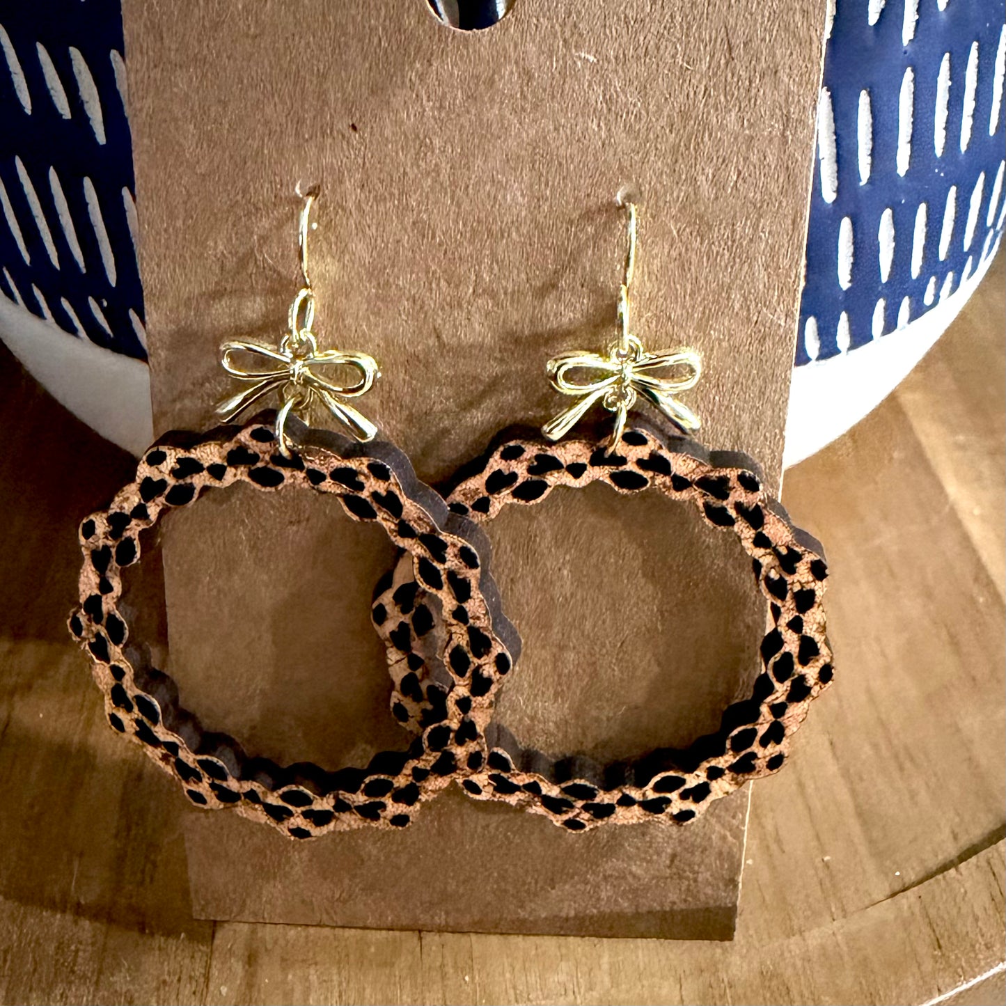 Thin Round Cutout with Gold Bow